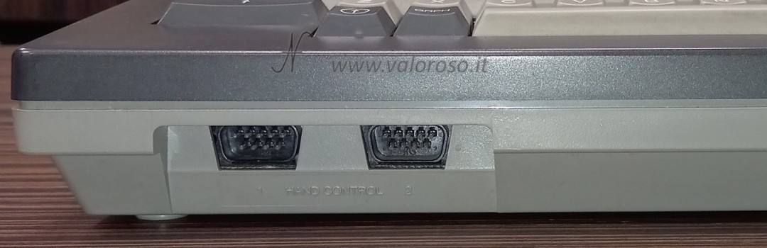 Philips VG8020 VG-8020 MSX, vista anteriore, connettori joystick DB9
