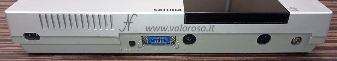 Philips VG8020 VG-8020 MSX, vista posteriore, connettori, stampante, reset, monitor, alimentazione
Porte di espansione:
Parallela (Centronics 14 poli)
Unità nastro (DIN 8 poli)
Audio/Video (DIN 8 poli)
Audio/Video RF, per TV analogica PAL, canale 36
N. 2 connettori a 50 poli per cartucce (nella parte superiore del computer, con sportello)
N. 2 connettori DB9 per controller, joystick, mouse (nella parte anteriore del computer)
