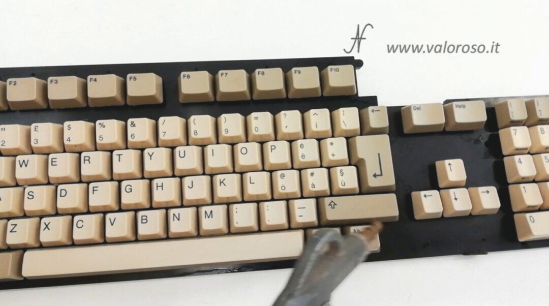 Pulire tastiera Commodore Amiga 500 A500, asciugare con aria compressa