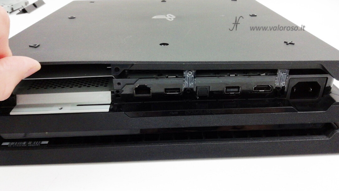 Pulizia Sony PlayStation 4 Pro, PS4 Pro, sollevare rimuovere coperchio inferiore due lati