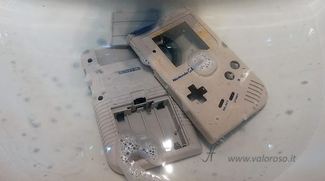Washing the shells with water and degreaser (e.g. Chanteclair), crevice brush. Aesthetic restoration around the Game Boy display repair guide.