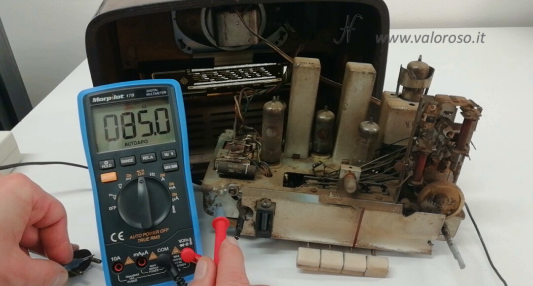 Telefunken Mignonette MF R210 valve radio, leakage test tester multimeter, chassis connected to the mains, danger of electrocution shock