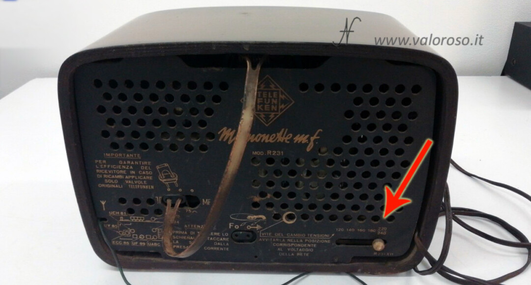 Radio a valvole Telefunken Mignonette MF R210, valvolare radio epoca vintage, schienale pannello posteriore selettore tensione alimentazione 220 230 240 volt