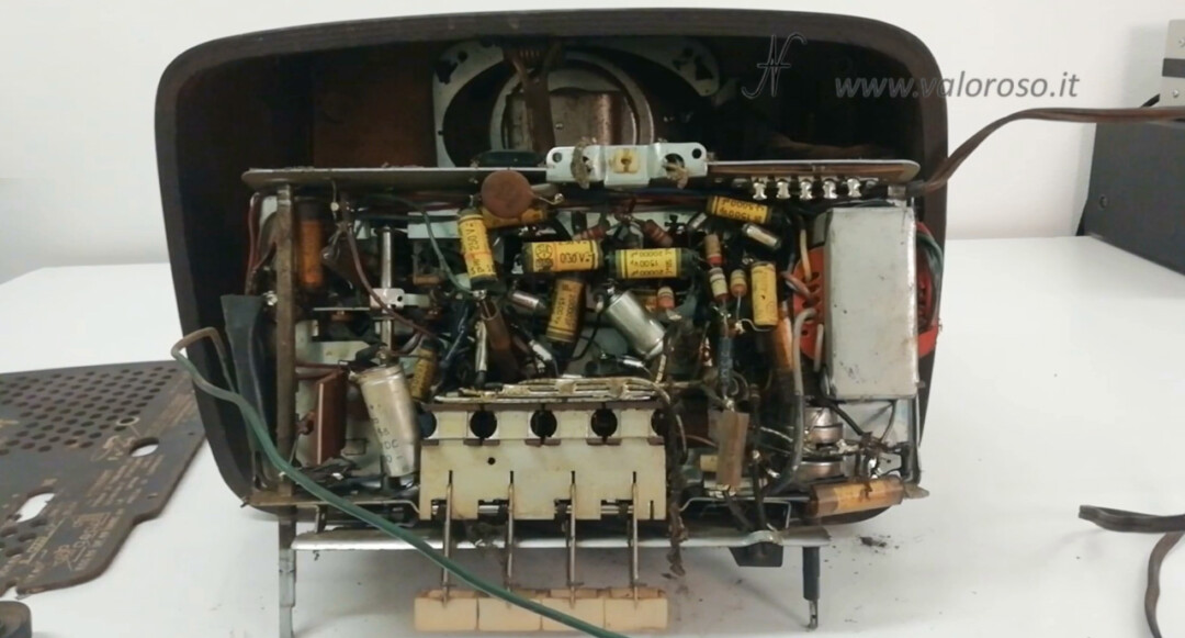 Telefunken Mignonette MF R210 tube radio, vintage vintage radio tube radio, lower components chassis under capacitors resistors transformer