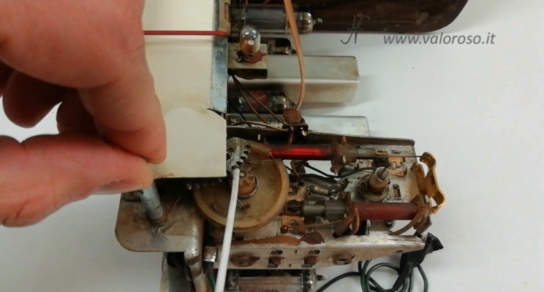 Valve radio lubricate pivot shaft tuning mechanisms