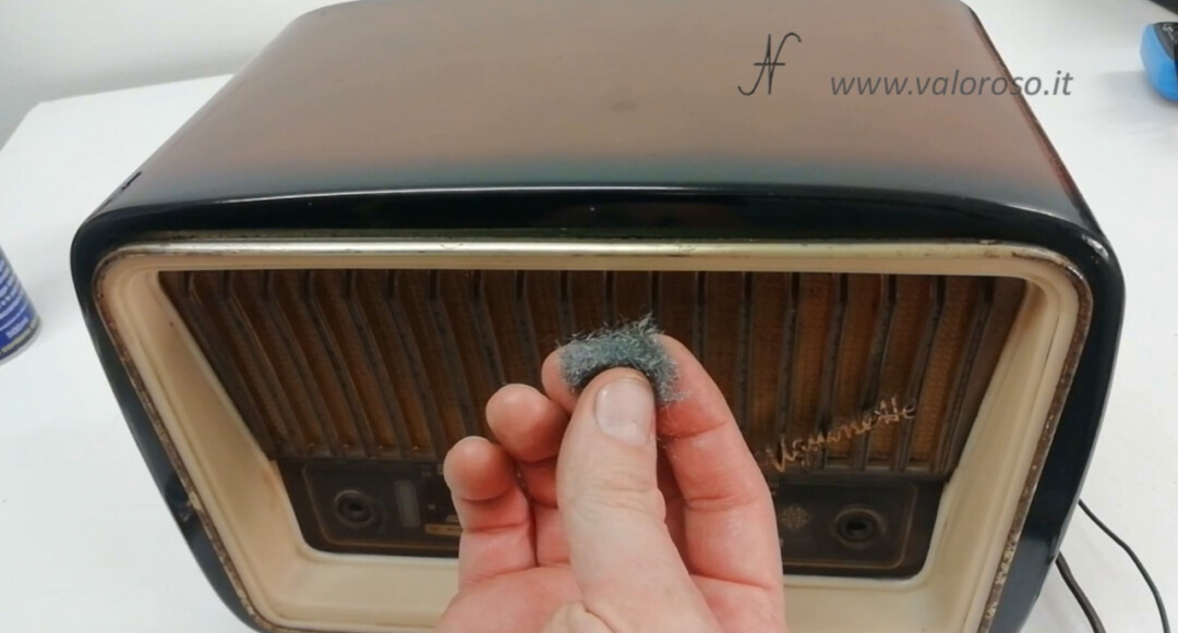 Valve radio steel wool to remove rust from chromed metal profiles WD40 cleaning clean deoxidize