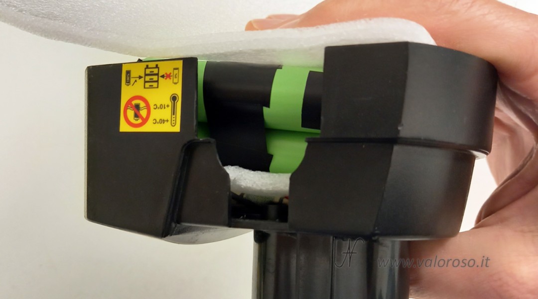 Internal fixing of the Li-Ion battery pack in the container. Li-Ion batteries are smaller than Ni-Cd and Ni-MH and must be secured so that they do not move.