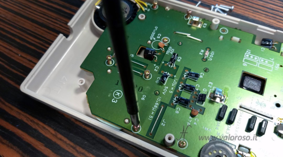 Removing the display board with a Phillips screwdriver: remove all the screws to gain access to the LCD area.