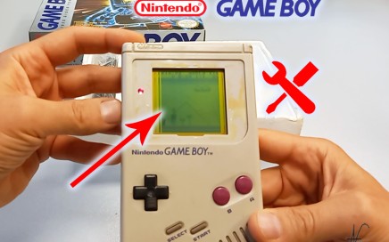 Game Boy Classic (DMG-01) with vertical lines on the display: LCD defect to be resolved. Complete guide to repairing GameBoy monitor vertical lines with clearly visible symptoms.
