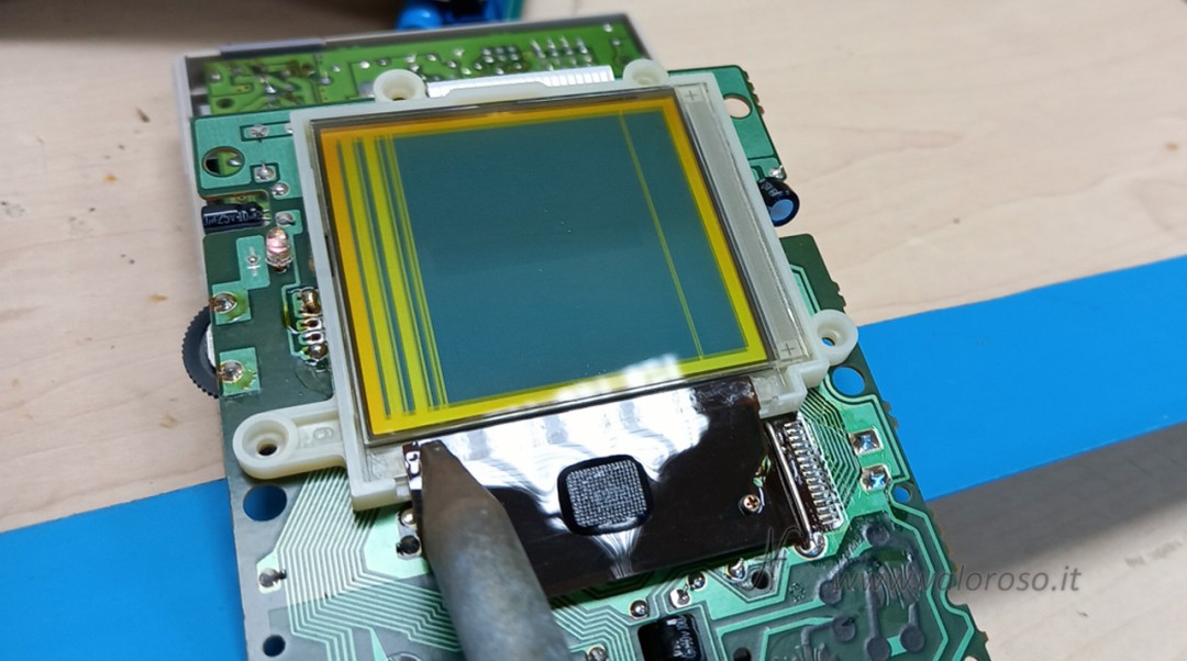 Flat tip soldering iron, 300–350 °C, clean: light pressure and slow movements on the LCD edge. Technique for regluing the membrane and making the vertical lines disappear on the GameBoy display.