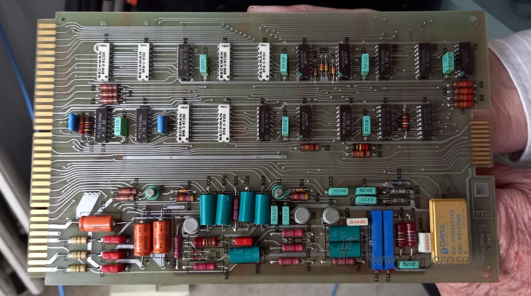 Scheda elettronica analogica e digitale progettata da Franco Sassaro anche secondo specifiche militari, con circuiti integrati, componenti discreti e modulo convertitore digitale analogico Datel