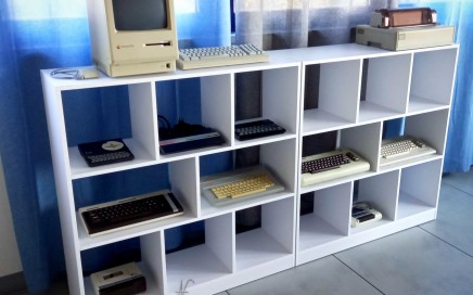 Scaffali per computer vintage. Espositori in ufficio, mensole.