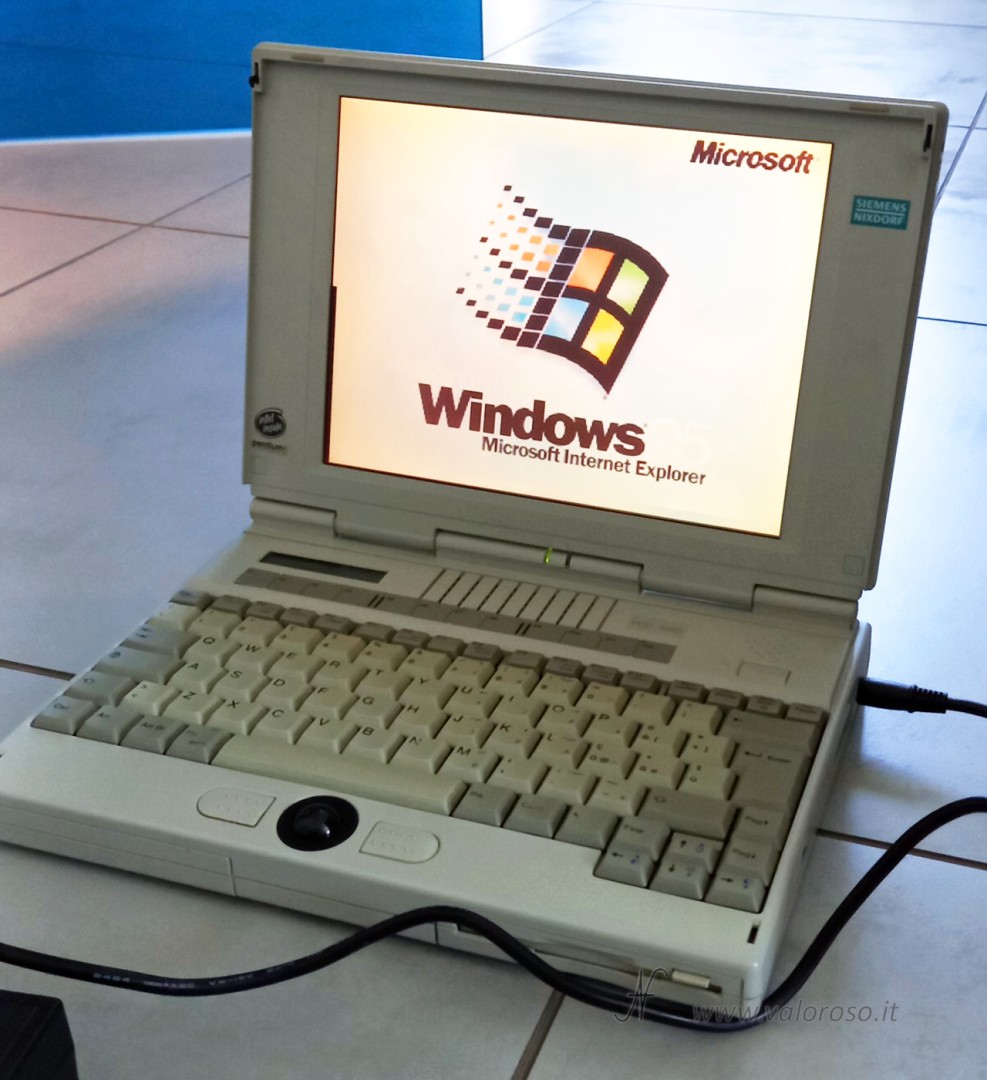 Siemens Nixdorf PCD-5ND, 1995, Intel Pentium 75 MHz, 16 MB RAM (incremento rispetto agli 8 MB attesi), HDD 500 MB. Avvia Windows 95, ma lo schermo ha una banda di pixel bruciati. Niente login: la password è sconosciuta.