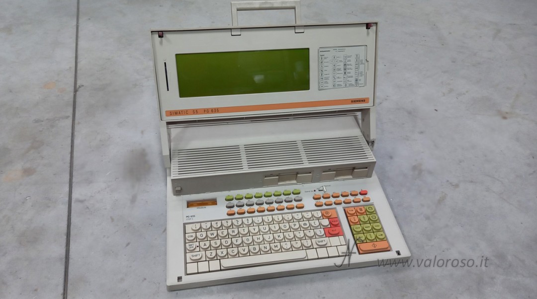 Siemens SIMATIC S5 PG 635, programmatore industriale portatile con display, tastiera dedicata e unità floppy per programmazione e manutenzione dei PLC Siemens SIMATIC S5