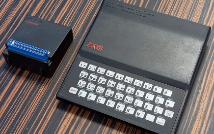 Sinclair Spectrum ZX81 ZX 81, 16K RAM expansion espansione, retro computer vintage collection, Clive Sinclair, CPU: NEC µPD780C a 3,25 MHz, compatibile con Zilog Z80A, ROM: 8 kB, RAM: 1 kB, espandibile fino a 64 kB, Video: monocromatico, testo 32 colonne × 24 righe, grafica 64 x 48 pixel, Tastiera: QWERTY 40 tasti, a membrana, Software incluso in ROM: Sinclair BASIC, Porte di espansione: 1 Expansion port, 1 Antenna (collegamento RF a TV), 2 Jack per registratore di cassette (out e in)