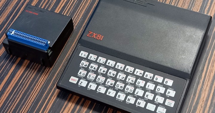 Sinclair Spectrum ZX81 ZX 81, 16K RAM expansion expansion, retro computer vintage collection, Clive Sinclair, CPU: NEC μPD780C at 3.25 MHz, compatible with Zilog Z80A, ROM: 8 kB, RAM: 1 kB, expandable up to 64 kB, Video: monochrome, text 32 columns × 24 lines, graphics 64 x 48 pixels, Keyboard: QWERTY 40 keys, membrane, Software included in ROM:  Sinclair BASIC, Expansion ports: 1 Expansion port, 1 Antenna (RF connection to TV), 2 Cassette recorder jacks (out and in)