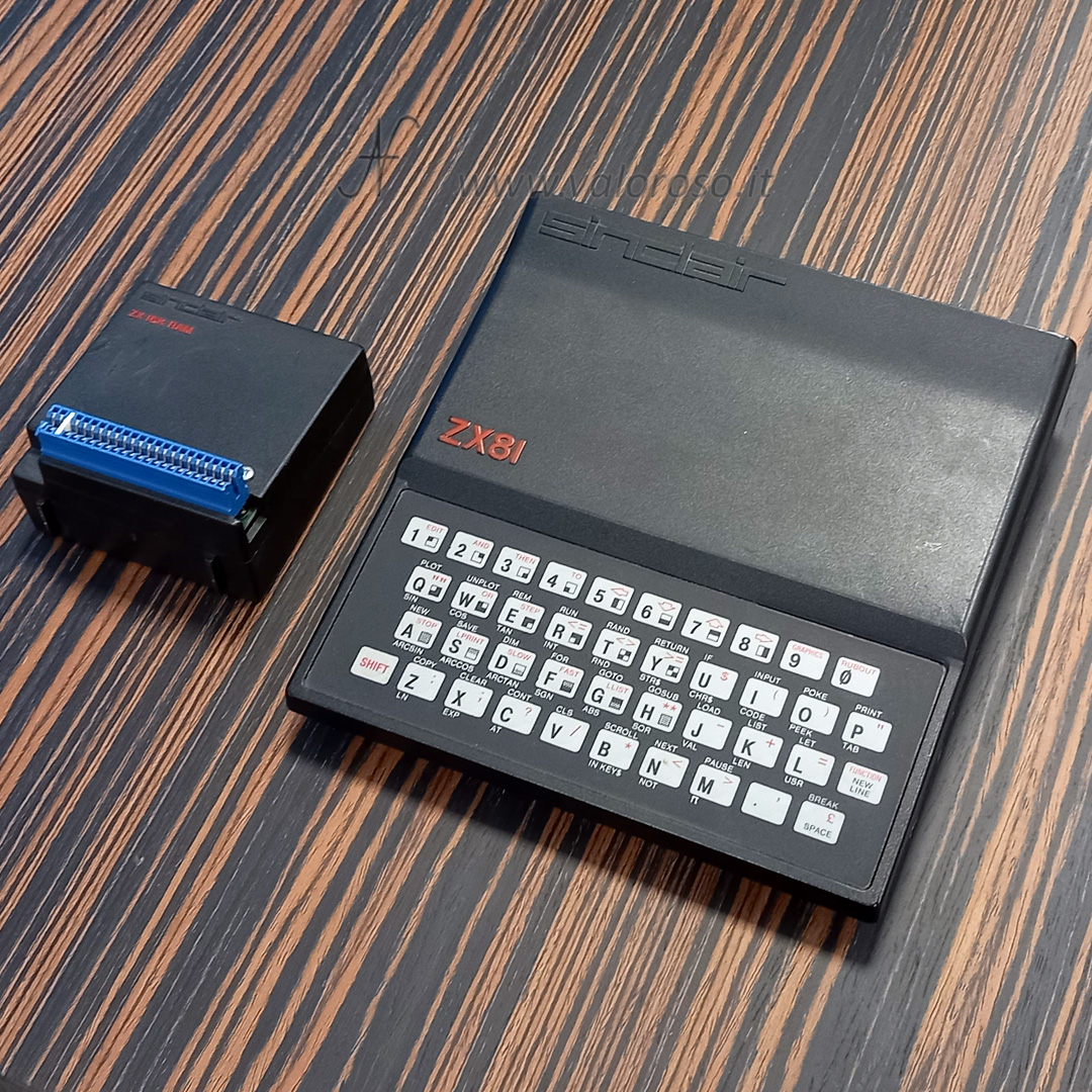 Sinclair ZX81 ZX 81, 16K RAM expansion espansione, retro computer vintage collection, Clive Sinclair, CPU: NEC µPD780C a 3,25 MHz, compatibile con Zilog Z80A, ROM: 8 kB, RAM: 1 kB, espandibile fino a 64 kB, Video: monocromatico, testo 32 colonne × 24 righe, grafica 64 x 48 pixel, Tastiera: QWERTY 40 tasti, a membrana, Software incluso in ROM: Sinclair BASIC, Porte di espansione: 1 Expansion port, 1 Antenna (collegamento RF a TV), 2 Jack per registratore di cassette (out e in)