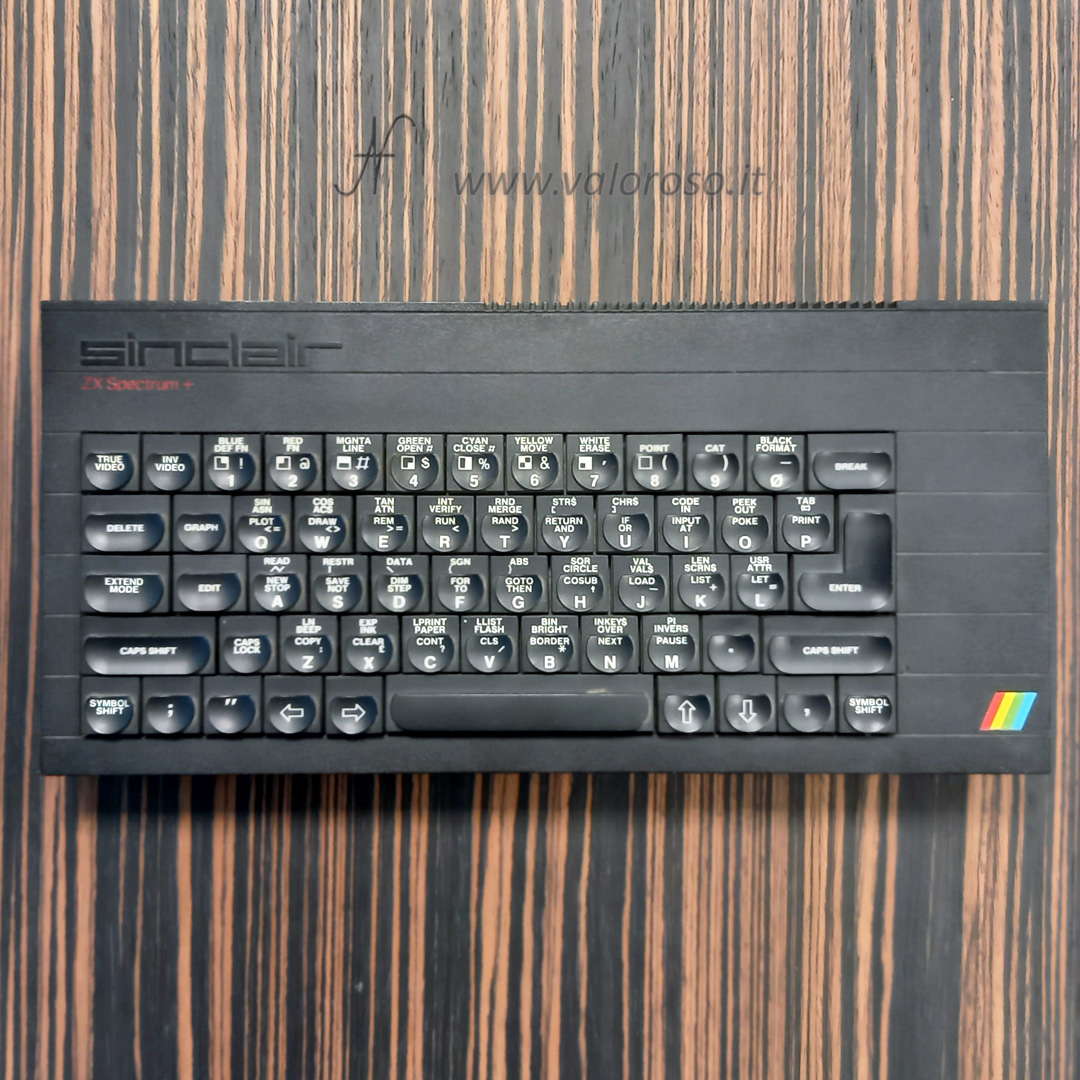 Sinclair ZX Spectrum + Spectrum+ Spextrum Plus, retro computer vintage, CPU: Zilog Z80A a 3.5 MHz, ROM: 16 kB, RAM: 48 kB, Video: 16 colori, testo 32 colonne × 24 righe, grafica 256 x 195 pixel, Audio: buzzer, Tastiera: QWERTY 40 tasti di plastica, Software incluso in ROM: Sinclair BASIC, Porte di espansione: 1 Expansion port, 1 Antenna (collegamento RF a TV), 2 Porte per registratore di cassette (out e in).