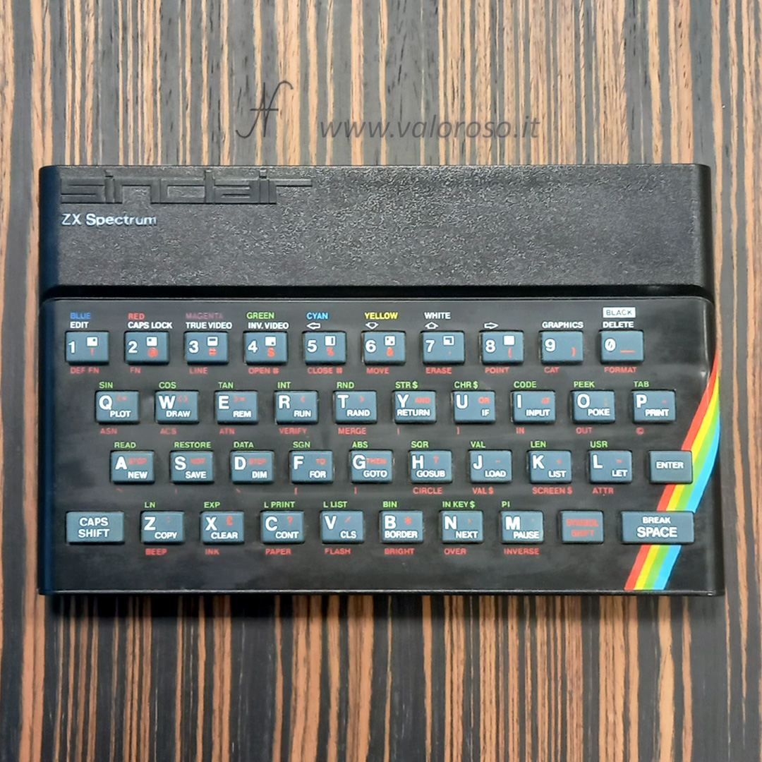 Sinclair ZX Spectrum, collezione retro computer vintage, CPU: Zilog Z80A a 3.5 MHz, ROM: 16 kB, RAM: 16 kB o 48 kB (a seconda della versione), Video: 16 colori, testo 32 colonne × 24 righe, grafica 256 x 195 pixel, Audio: buzzer, Tastiera: QWERTY 40 tasti, a membrana, Software incluso in ROM: Sinclair BASIC, Porte di espansione: 1 Expansion port, 1 Antenna (collegamento RF a TV), 2 Porte per registratore di cassette (out e in)