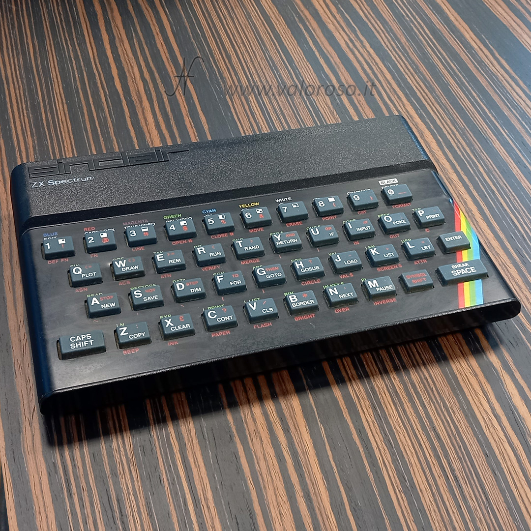 Sinclair ZX Spectrum, retro computer vintage collection, CPU: Zilog Z80A a 3.5 MHz, ROM: 16 kB, RAM: 16 kB o 48 kB (a seconda della versione), Video: 16 colori, testo 32 colonne × 24 righe, grafica 256 x 195 pixel, Audio: buzzer, Tastiera: QWERTY 40 tasti, a membrana, Software incluso in ROM: Sinclair BASIC, Porte di espansione: 1 Expansion port, 1 Antenna (collegamento RF a TV), 2 Porte per registratore di cassette (out e in)