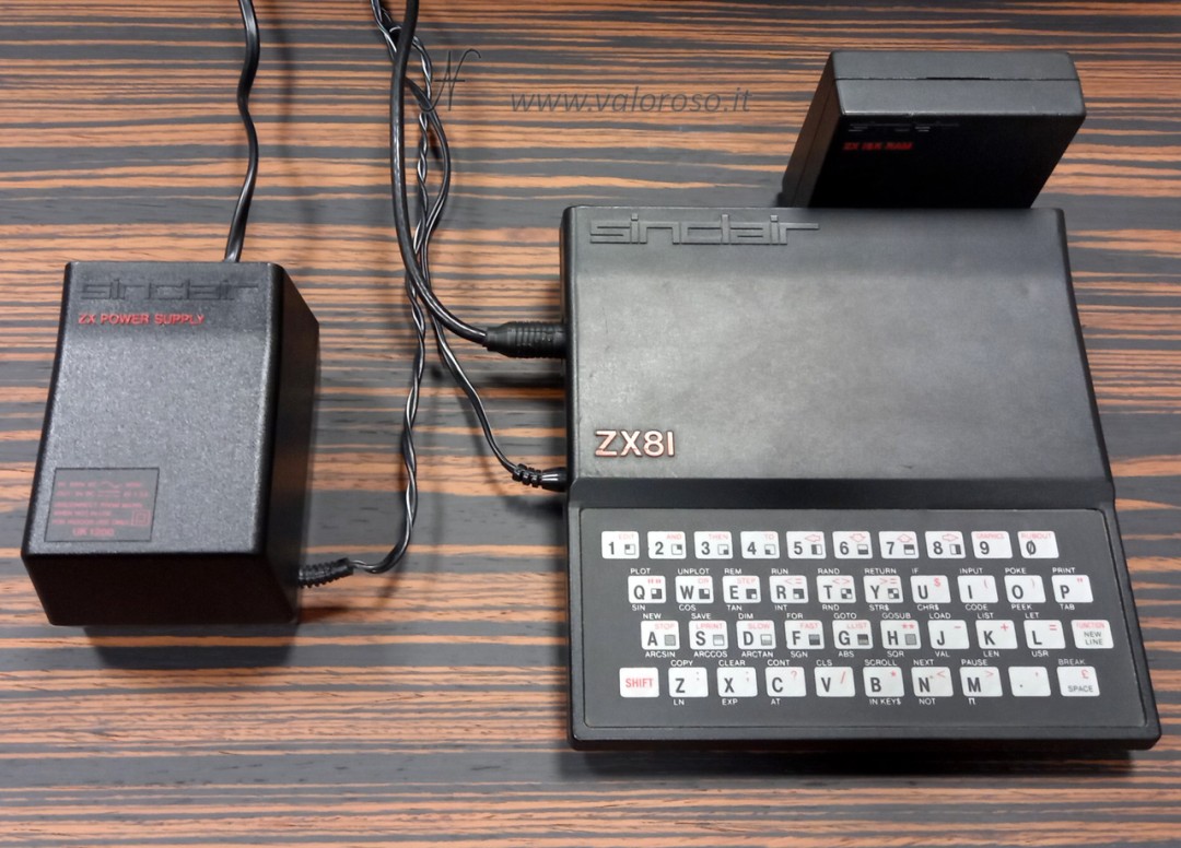 Sinclair ZX81, ZX 81, alimentatore 9V, trasformatore, espansione RAM Caratteristiche tecniche del Sinclair ZX81 CPU: NEC µPD780C a 3.25 MHz, compatibile con lo Zilog Z80A ROM: 8 kB RAM: 1 kB, espandibile fino a 64 kB Video: monocromatico, testo 32 colonne × 24 righe, grafica 64 x 48 pixel Tastiera: QWERTY 40 tasti, a membrana Software incluso in ROM: Sinclair BASIC Porte di espansione: 1 Expansion port 1 Antenna (collegamento RF a TV) 2 Porte per registratore di cassette (out e in) Dimensioni: 16,7 cm (larghezza) x 17,5 cm (profondità) x 4 cm (altezza), 350 g