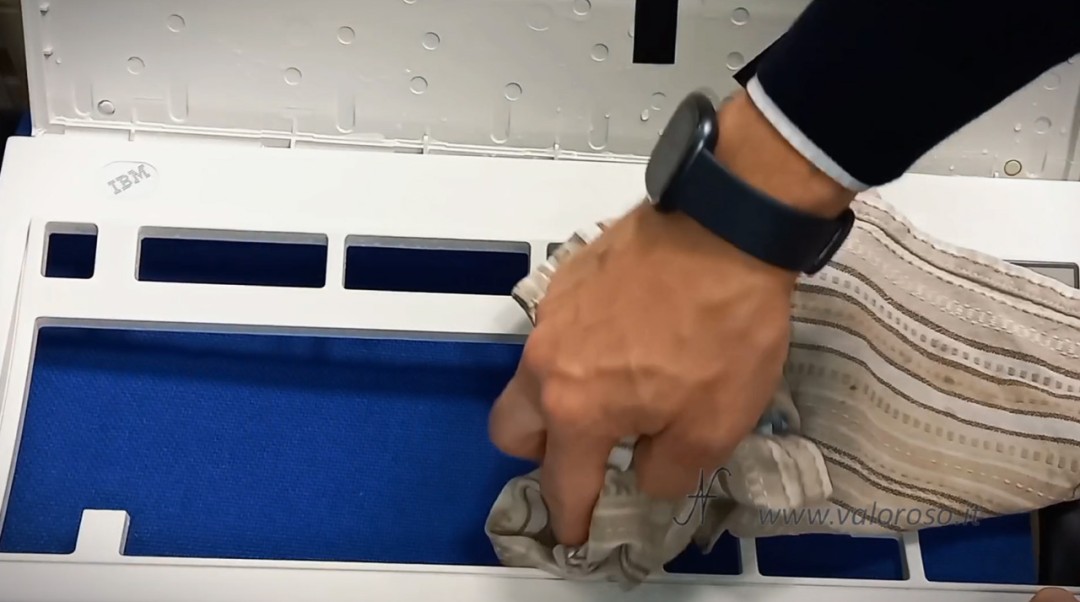 Smontaggio e pulizia tastiera meccanica IBM model M, asciugatura gusci plastici