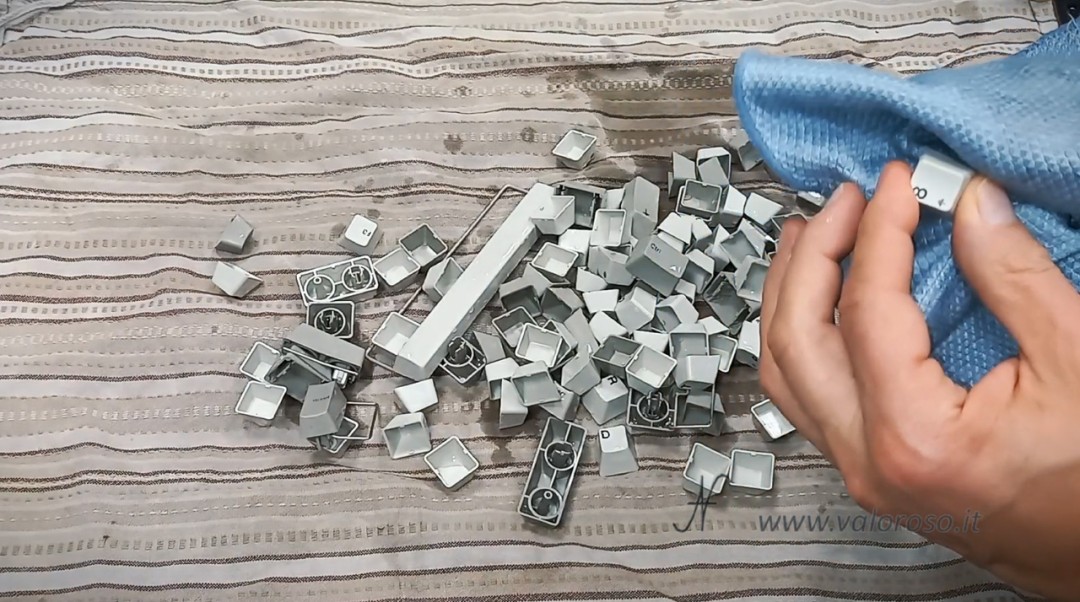 Disassembling and cleaning IBM model M mechanical keyboard, drying keys and key caps