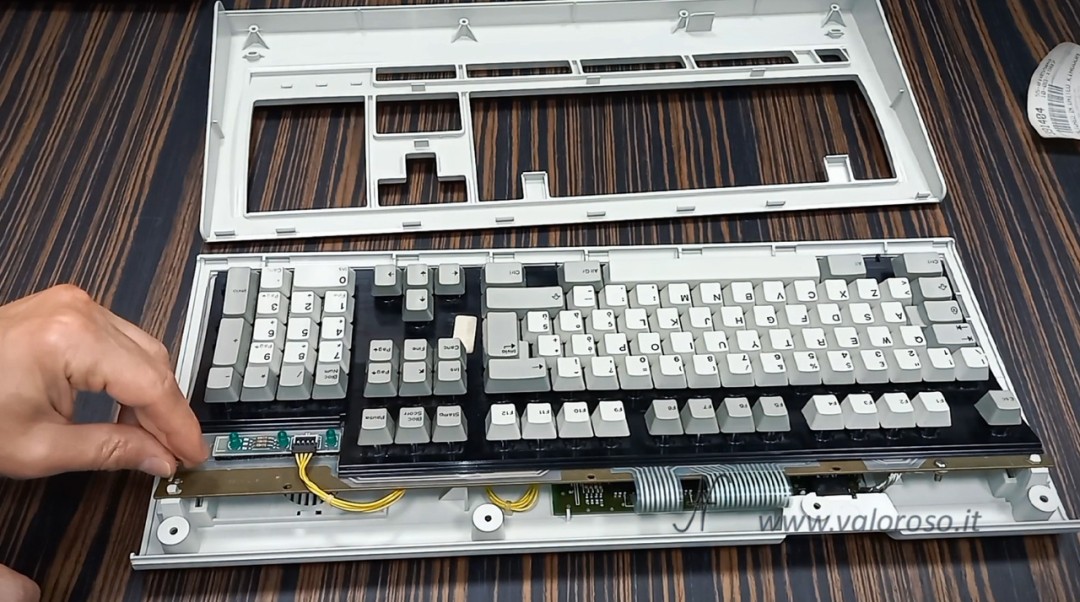 Smontaggio e pulizia tastiera meccanica IBM model M buckling spring, rimontaggio, ganci plastici, vite