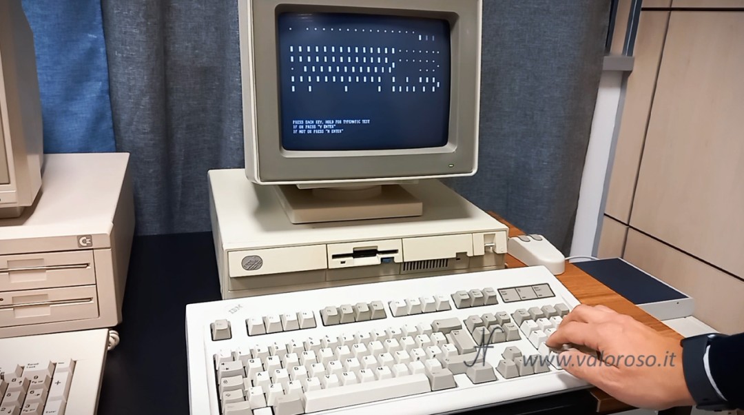 Smontaggio e pulizia tastiera meccanica IBM model M buckling spring, test con IBM Starter Disk, disco di sistema, floppy disk