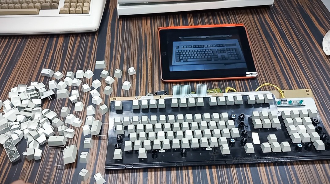 Disassembly and cleaning IBM model M mechanical keyboard, take photos with layout