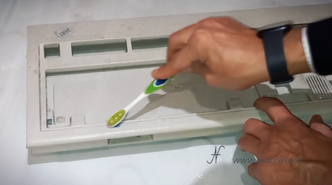 Smontaggio e pulizia tastiera meccanica IBM model M, sgrassatore spazzolino gusci plastici