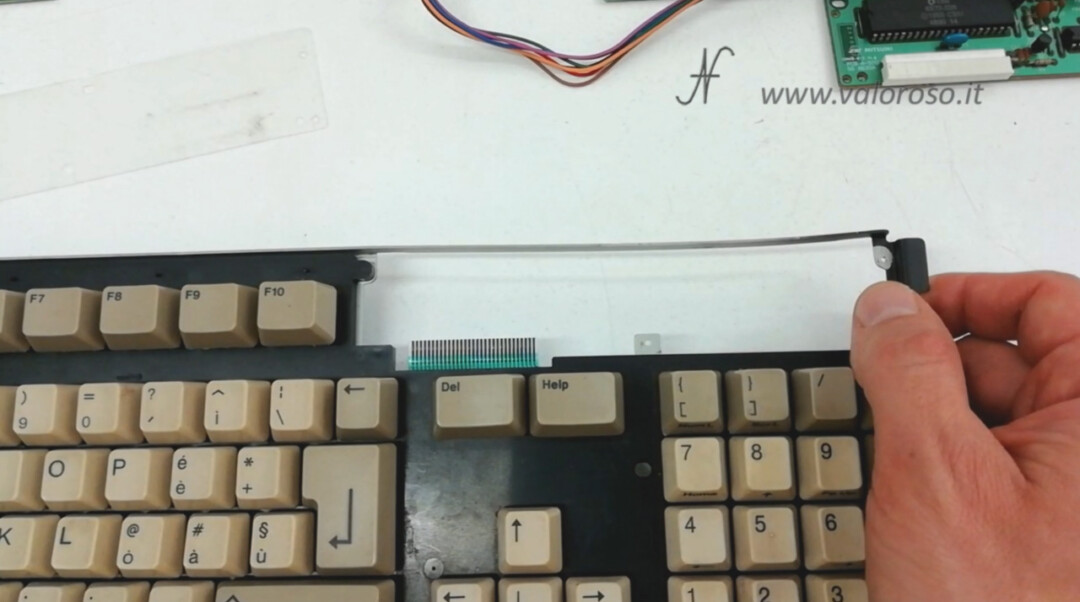 Smontare cambiare sostituire membrana tastiera Commodore Amiga 500, aprire tastiera