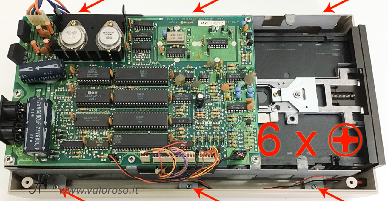 Smontare floppy disk drive Commodore 1541, svitare le viti interne della meccanica