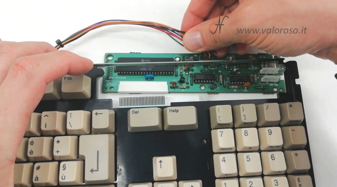Sostituzione membrana tastiera Amiga 500, montaggio scheda elettronica PCB controller