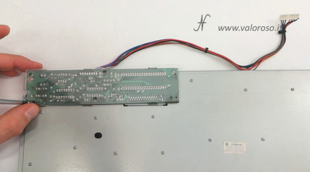 Sostituzione membrana tastiera Commodore Amiga 500, avvitare scheda elettronica PCB controller foglio