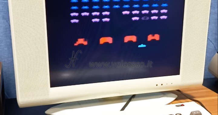 TV LCD Sharp LC20 riverniciato di bianco, RAL 1013 bianco perla