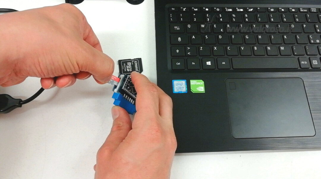 TapeCart SD inserire la MicroSD con i giochi Micro SD porta connettore