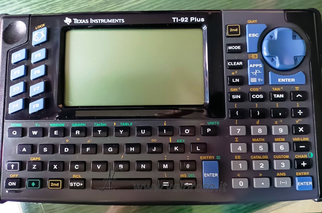Texas Instruments TI-92 Plus: calcolatrice della Texas Instruments (1999) che utilizzava la tecnologia Flash per aggiornare il suo OS. Dotata di CAS (Computer Algebra System, motore di calcolo simbolico). Si usa in modalità Landscape grazie alle sue generose dimensioni.