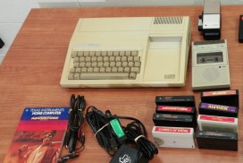 Texas Instruments TI99-4A retro vintage computer, lot, beige white. CPU: TI TMS9900, 3.0 MHz, 16-bit. ROM: 26KB. RAM: 16KB (expandable). Video: TI TMS9918A VDP, 32 monochrome sprites, 16 colors, 40×24 characters, 256×192 pixels. Audio: TI TMS9919, later SN94624. Keyboard: QWERTY, 48 keys. Software included in ROM: TI BASIC. Expansion ports: - 1 Expansion port - 1 Audio/Video - 1 Tape drive port - 1 Joystick port (for 2 Joysticks)