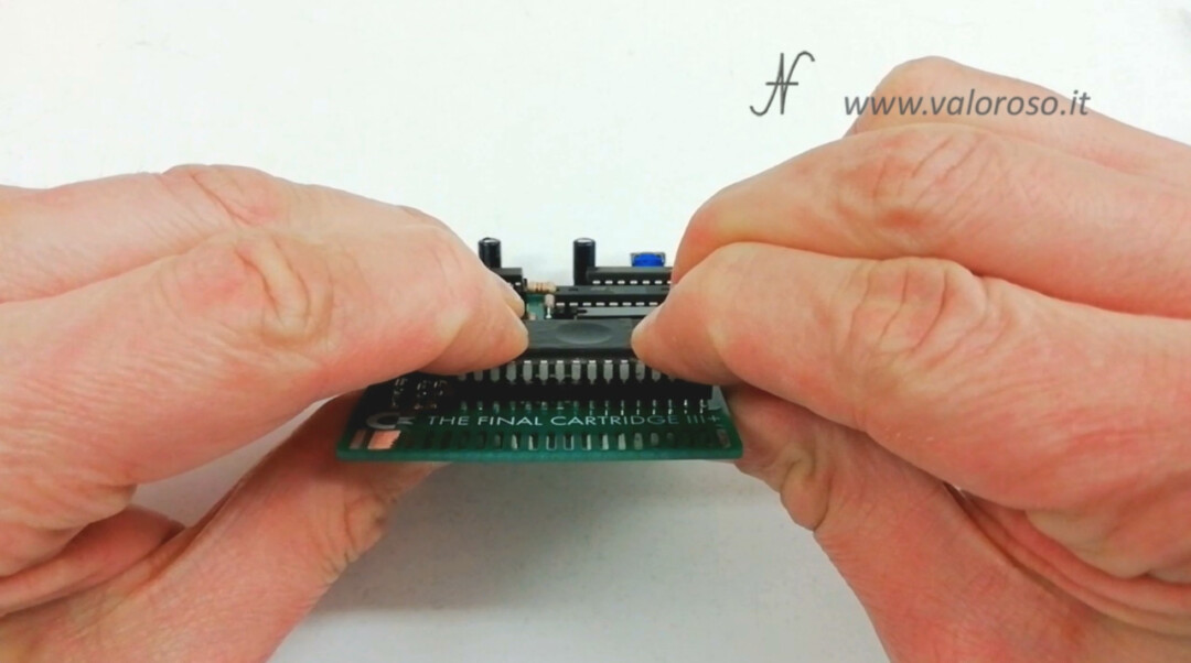 The Final Cartridge III 3 Plus interface Commodore 64 insert EPROM 27C020 into the 32-pin socket