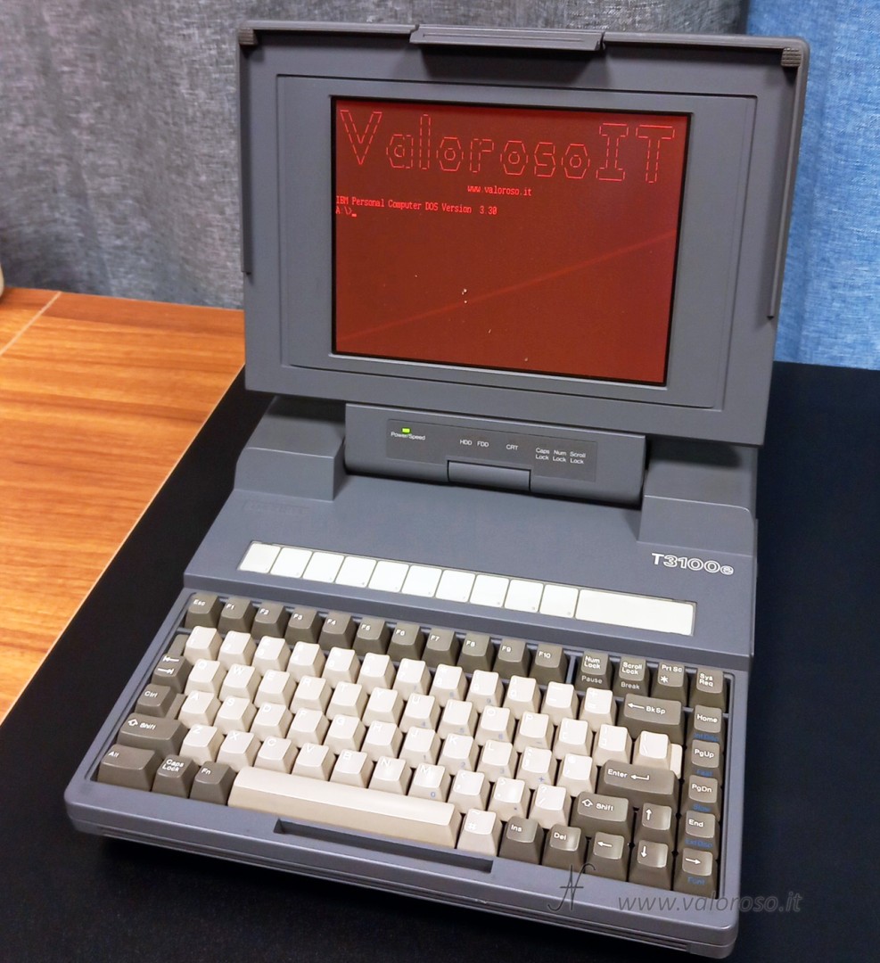 Toshiba T3100E, un PC portatile vintage di fine anni ’80, processore Intel 286. Si alimenta direttamente a 230 V. Vuole la configurazione del BIOS perché inizialmente non trova l’hard disk. Poi si avvia con MS-DOS.