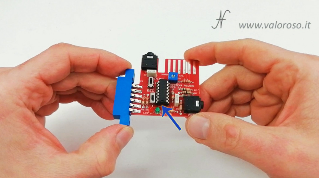 Electronic circuit soldering tutorial, integrated mount on straight socket, notch towards reference