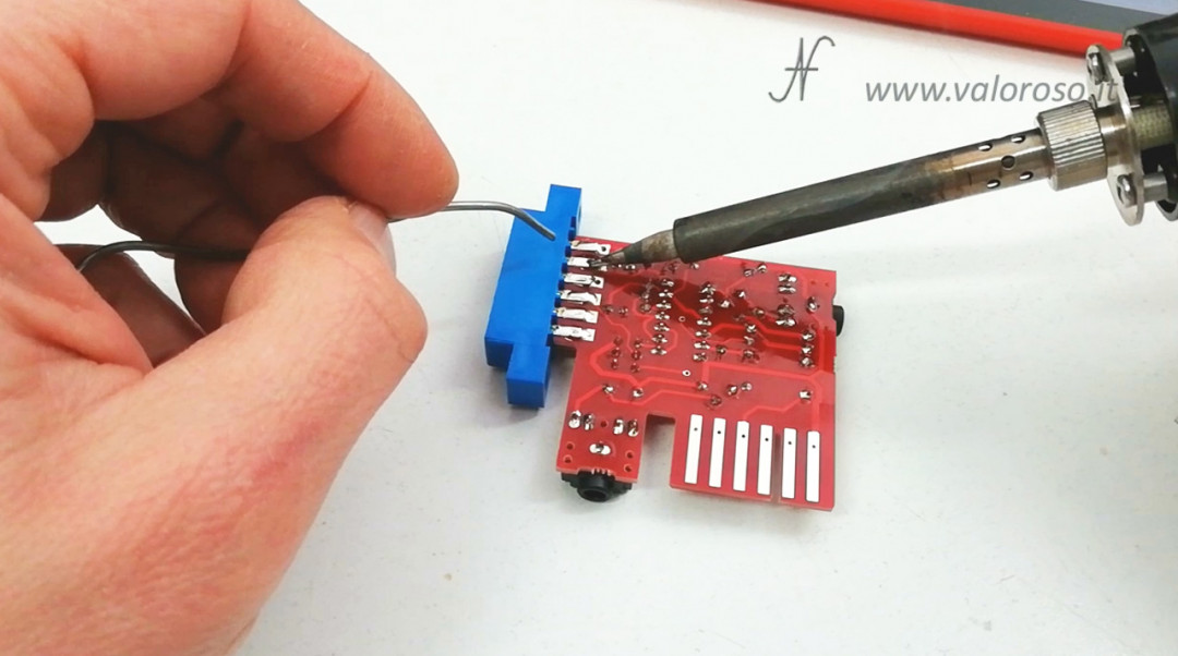 Tutorial saldatura circuito stampato MP32C64, Commodore 64, PCB, montare connettore edge 12 poli datassette, allineare, raddrizzare componente