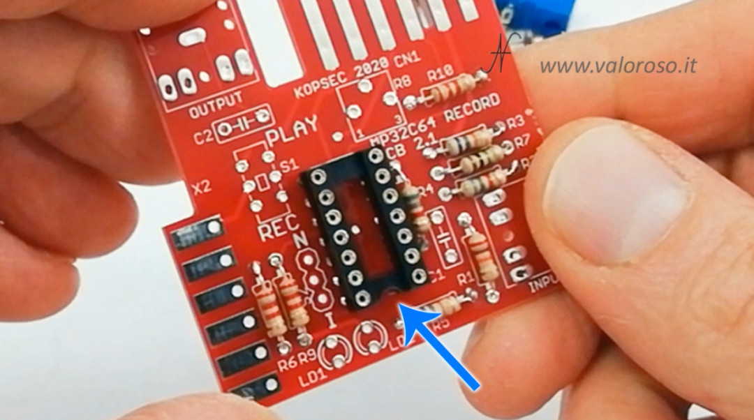 Tutorial saldatura circuito stampato montare zoccolo circuito integrato saldare posizionare, tacca di riferimento