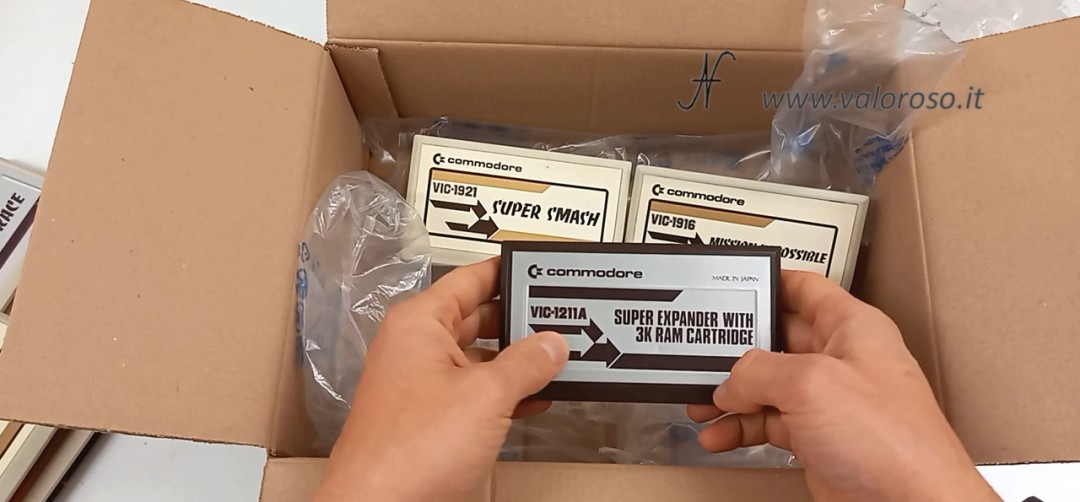 Unboxing cartucce varie videogame RAM per Commodore Vic20 Vic-20, Vic-1211A RAM expander with 3K, VIC-1921 Super Smash, VIC-1916 Mission Impossible