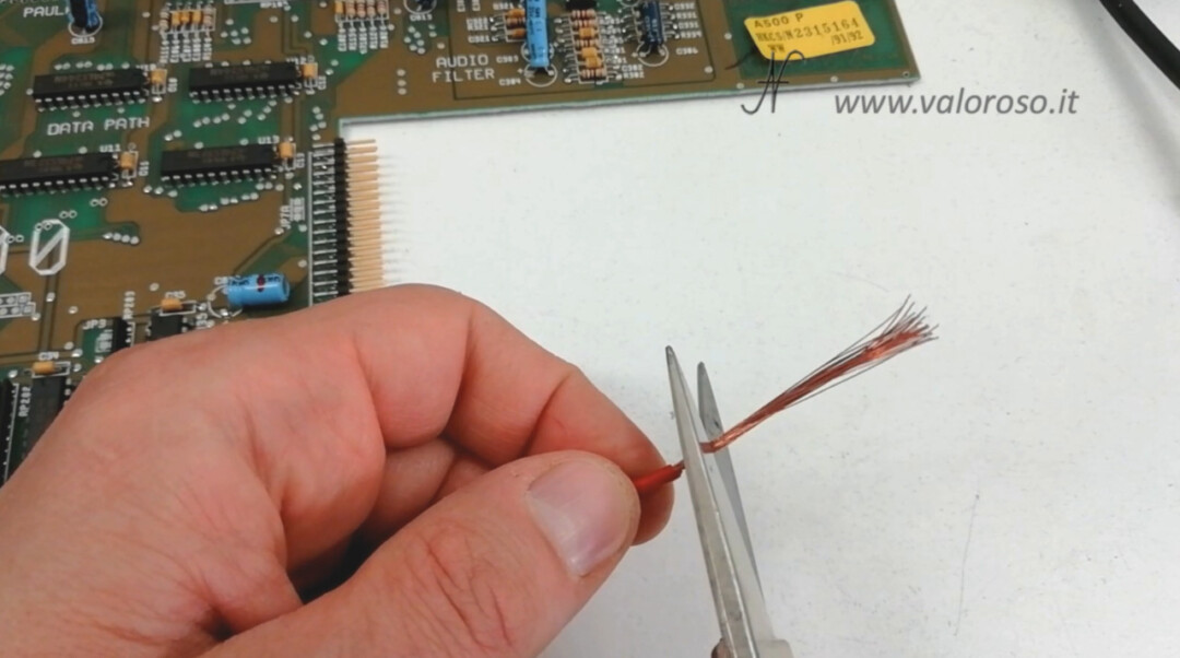 Utilizzare del sottile filo di rame per ricostruire le piste corrose del PCB