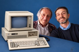 Amedeo Valoroso di ValorosoIT con Franco Sassaro e IBM Personal Computer AT 5170 completo di monitor IBM 5151 e tastiera IBM Model F, protagonista della donazione di computer vintage