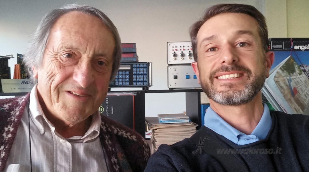 ValorosoIT insieme a Franco Sassaro nel laboratorio Microsystem Engineering durante il ritiro della donazione di computer vintage, schede elettroniche e apparecchiature professionali