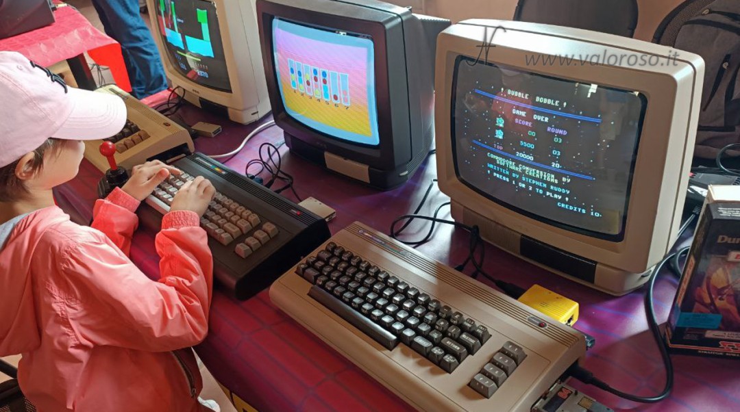 accessori e giochi moderni per Commodore, Commodore 64, Commodore 16, monitor Mivar, TV CRT, Varese Retrocomputing 2023, tavolo RetroPotenza, Gerundo Retrogaming, Commodore