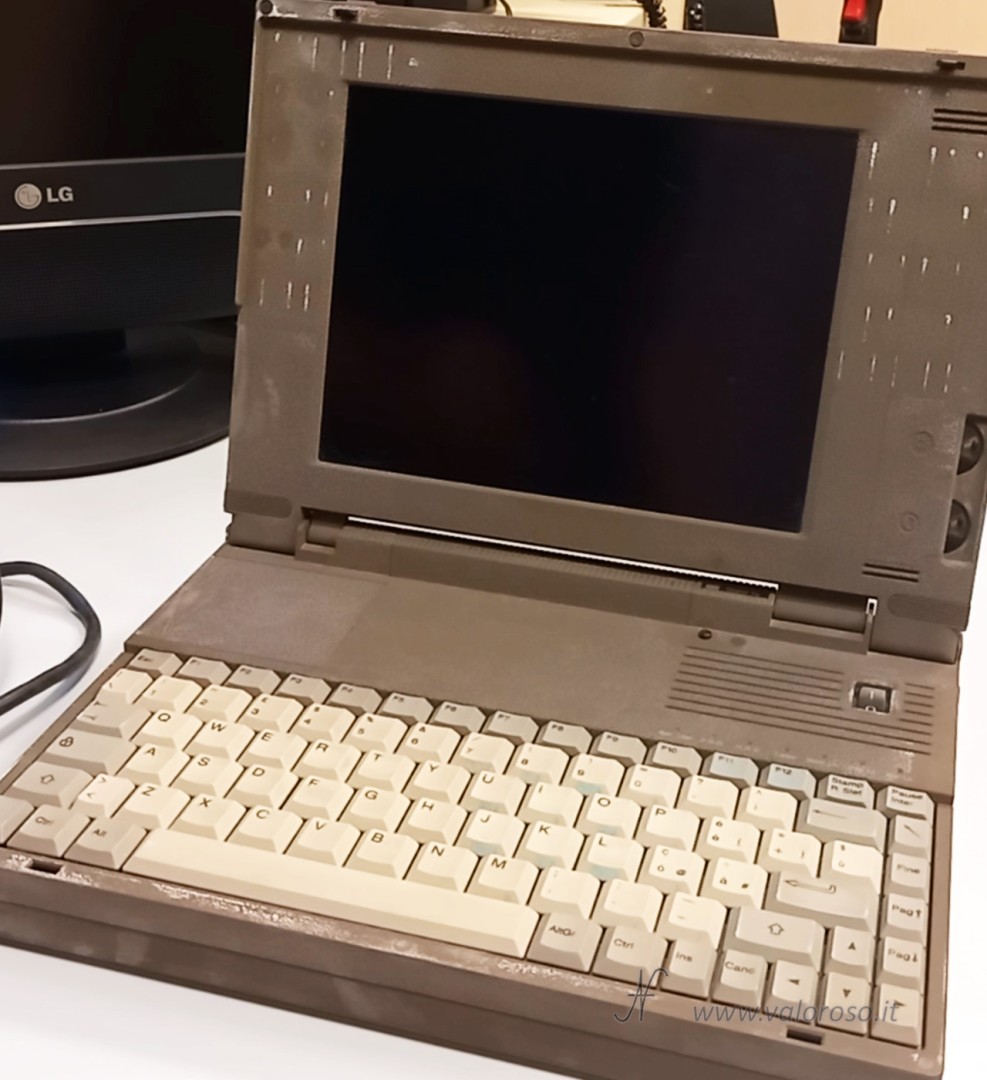 Veridata Xtra Pro 486S/33, primi anni ’90, Intel 486SX a 33 MHz. E’ un mio computer che usavo in trasferta, è marcito! L’alimentatore non funziona.
